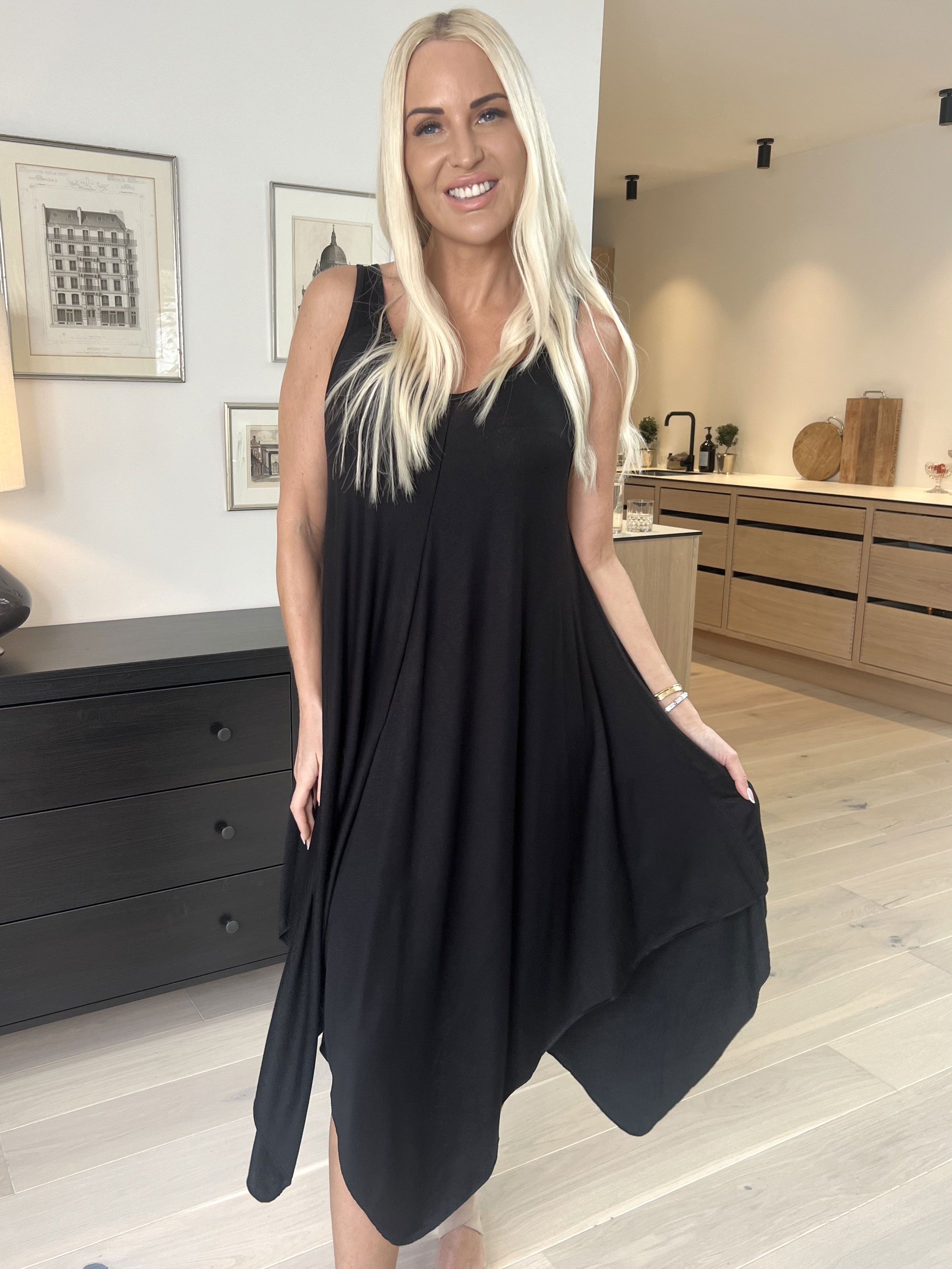 Veronica - Enfärgad sommarklänning med breda axelband